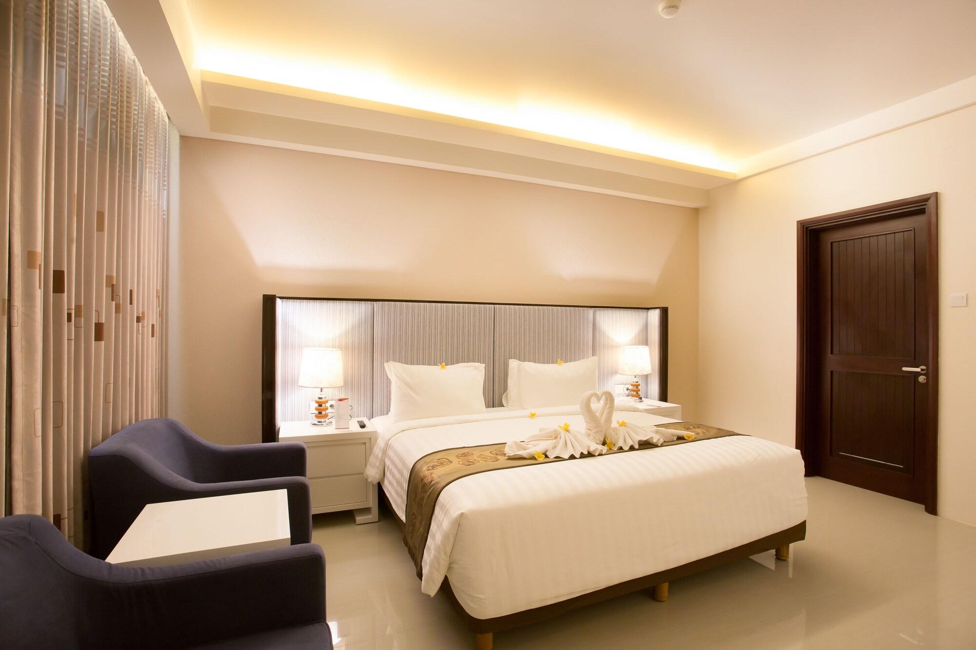 Golden Palace Hotel Lombok Матарам Экстерьер фото